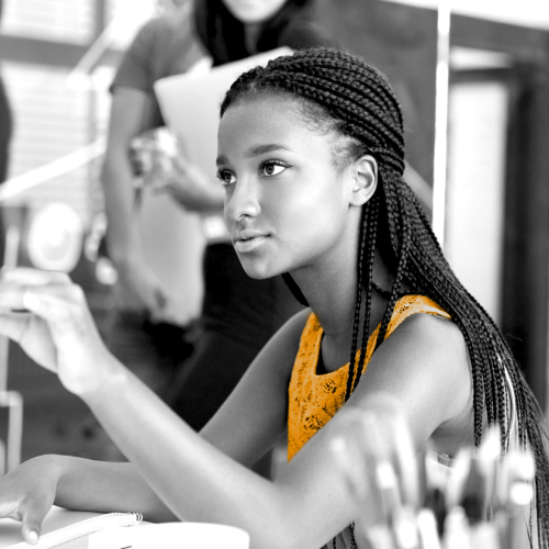 Visuel illustration : une jeune apprentie dans le secteur tertiaire
