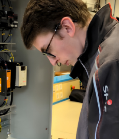 Nathan apprenti en BTS électrotechnique